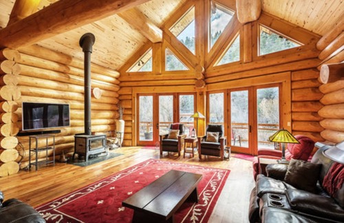 South Fork Hotel | Luxurious log cabin with river views, hot tub, firepit, outdoor areas, & W/D