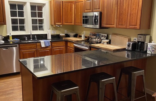 New London Casa | Luxurious, private & spacious house on 2 acres minutes from mountains/lakes.