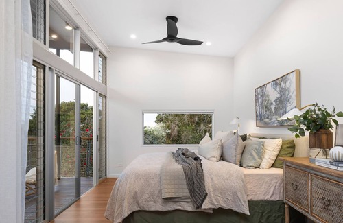 Brookfield Casa | Luxurious retreat on acreage, 12 k's from the city. Large family friendly!!