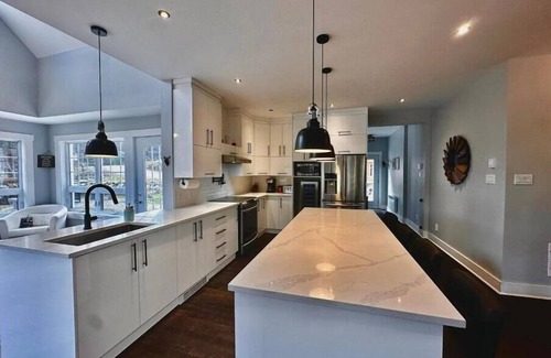 Namur Casa | Luxurious Waterfront 6 BDRM Chalet w/ Billiards, Game Room & Unforgettable Views