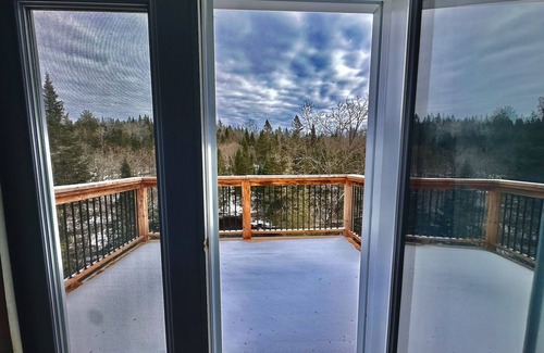 Namur Casa | Luxurious Waterfront 6 BDRM Chalet w/ Billiards, Game Room & Unforgettable Views