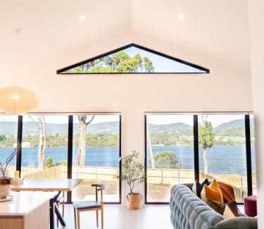 Sullivan's Cove Villa | Luxurious Waterfront home in the North of Hobart
