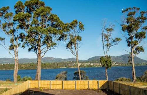 Sullivan's Cove Villa | Luxurious Waterfront home in the North of Hobart