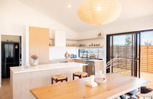 Sullivan's Cove Villa | Luxurious Waterfront home in the North of Hobart