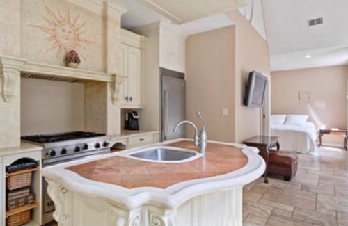 Saddle River Casa | Luxurious white brick villa