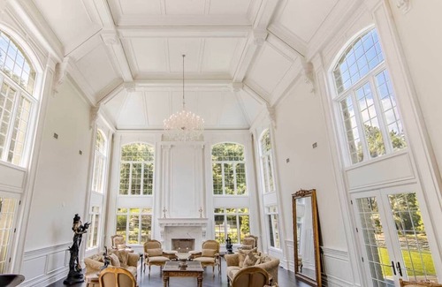 Saddle River Casa | Luxurious white brick villa