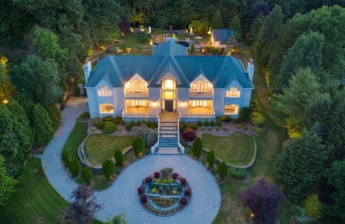 Saddle River Casa | Luxurious white brick villa