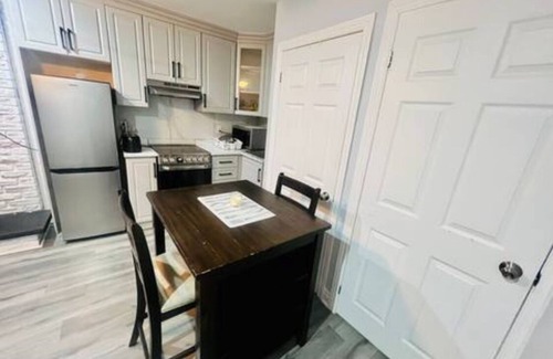 Brampton West Casa | Luxury 1 Bedroom Basement Apartment with Fireplace & Free Parking minutes to YYZ