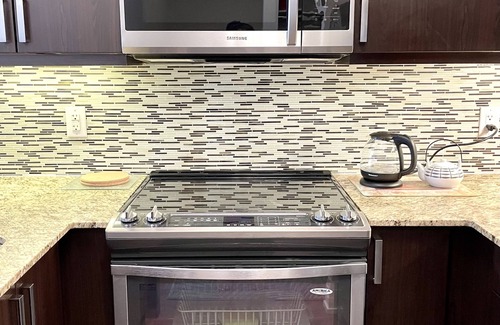 Runnymede Condominio | Luxury 2-bed in Bloor West Village - Parking, Pool & steps to subway