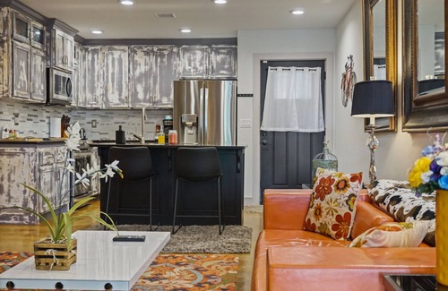 Midtown Condominio | Luxury 2 Bedroom Condo, Midtown - Great Amenities with Pool!