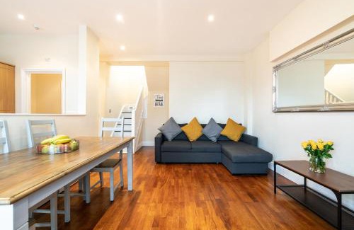 Bush Hill Park Apartamento | Luxury 2BDR duplex apt, N London, 2 floors