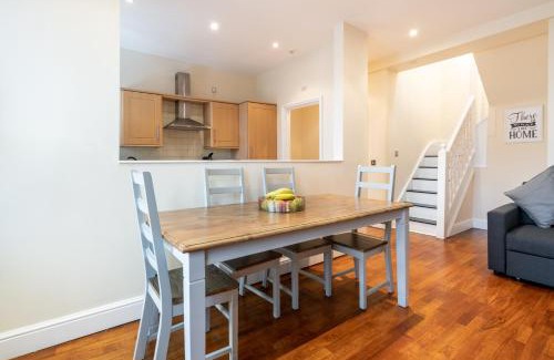 Bush Hill Park Apartamento | Luxury 2BDR duplex apt, N London, 2 floors