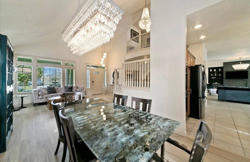 Garden City Casa | Luxury 3 BD/3BA house in charming Boise with WiFi, AC, Bikes, Com. Pool