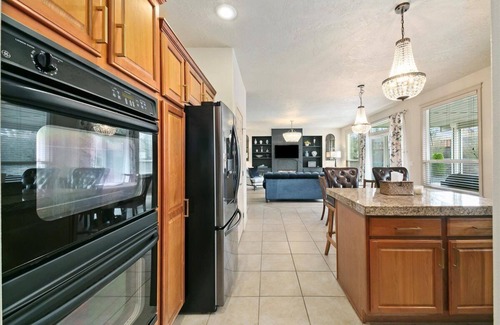 Garden City Casa | Luxury 3 BD/3BA house in charming Boise with WiFi, AC, Bikes, Com. Pool