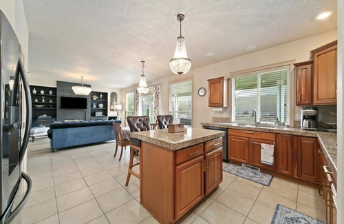 Garden City Casa | Luxury 3 BD/3BA house in charming Boise with WiFi, AC, Bikes, Com. Pool