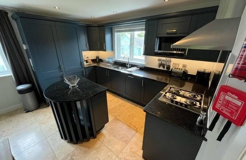 St Austell Villa | Luxury 4 bed detached villa, minimum 3 bathrooms, large open plan lounge/kitchen/dining area.