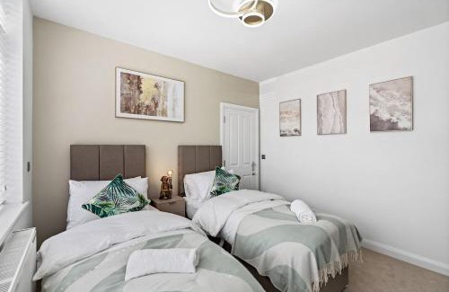 Horley Casa | Luxury 4 Bed home for Groups and Families - Driveway-Garden-Gatwick Horley