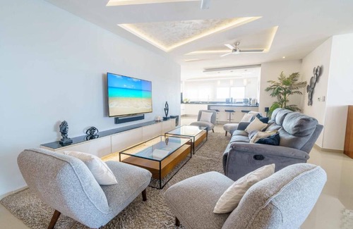 Downtown Cancun Apartamento | Luxury 4 Bedroom Penthouse with Private Jacuzzi steps from hotel zone