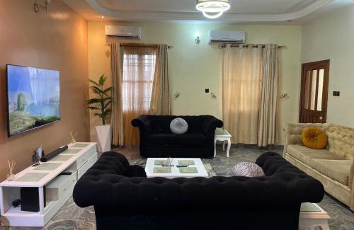 Lagos Apartamento | Luxury 4 BR Apt w Parking, Hot tub, Magodo Estate