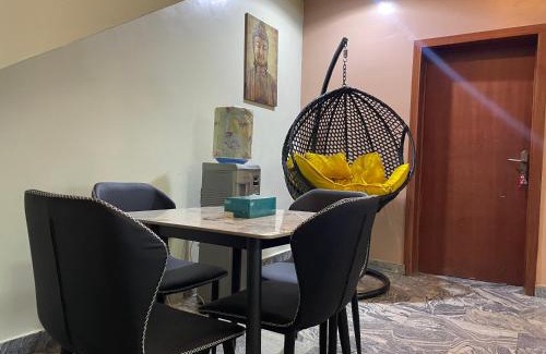 Lagos Apartamento | Luxury 4 BR Apt w Parking, Hot tub, Magodo Estate