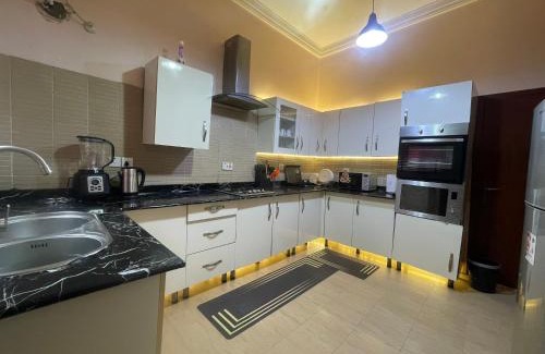 Lagos Apartamento | Luxury 4 BR Apt w Parking, Hot tub, Magodo Estate