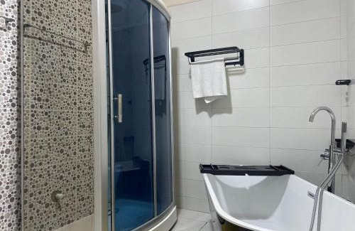 Lagos Apartamento | Luxury 4 BR Apt w Parking, Hot tub, Magodo Estate