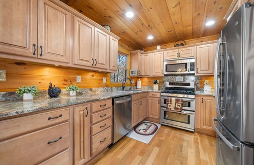 My Mountain Cabina | Luxury 4br/4.5ba, In Ground Pool, Hot Tub, wifi, Game Room