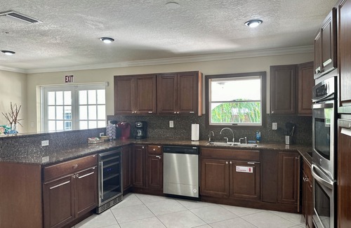 Highland Garden Villa | De lujo de 5 dormitorios Art Villa, Piscina climatizada, bañera de hidromasaje, Billar, Grill,