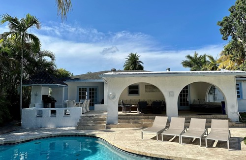 Highland Garden Villa | De lujo de 5 dormitorios Art Villa, Piscina climatizada, bañera de hidromasaje, Billar, Grill,