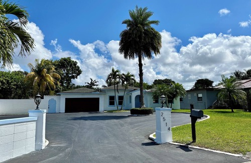 Highland Garden Villa | De lujo de 5 dormitorios Art Villa, Piscina climatizada, bañera de hidromasaje, Billar, Grill,