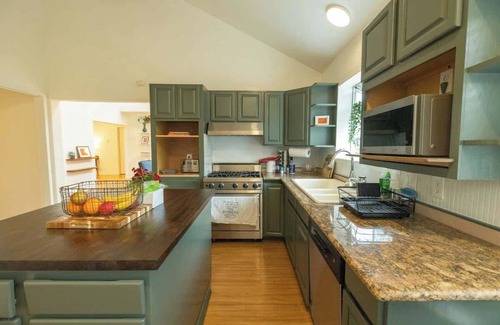 Tamalpais-Homestead Valley Casa | Luxury 5-BR Home in Mill Valley near Golden Gate