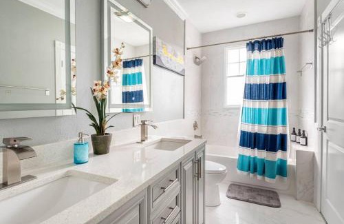 Lake Cherokee Villa | LUXURY 6000 sqft Mansion in Downtown Orlando Sleeps 12