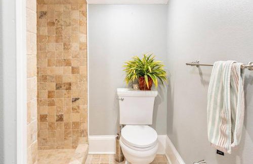 Lake Cherokee Villa | LUXURY 6000 sqft Mansion in Downtown Orlando Sleeps 12