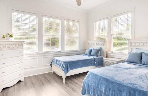 Lake Cherokee Villa | LUXURY 6000 sqft Mansion in Downtown Orlando Sleeps 12