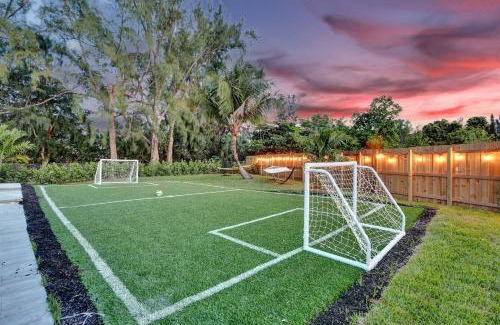 Plantation Casa | Luxury 7 Br Home w Pool Gameroom Soccer Field