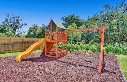 Plantation Casa | Luxury 7 Br Home w Pool Gameroom Soccer Field