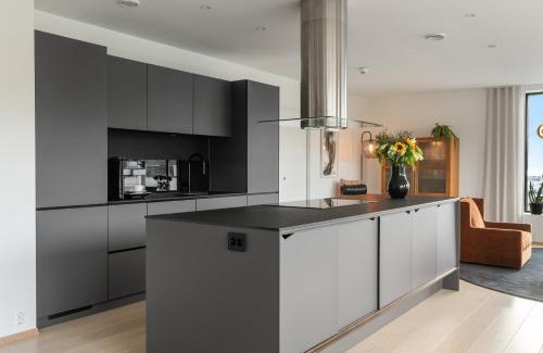 Tromso Apartamento | Luxury Apartment Downtown Tromsø with 2 Bedrooms and 2 Bathrooms and Parking