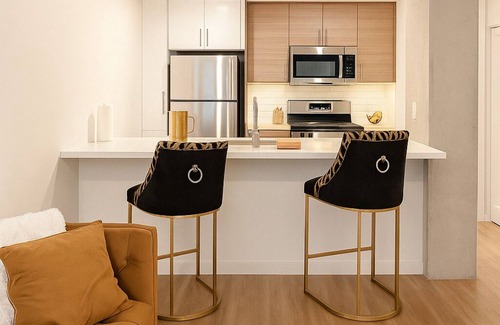 Downtown Sacramento Apartamento | Luxury Apartment Steps from DOCO + Golden 1 + Private Patio Entry + DEN