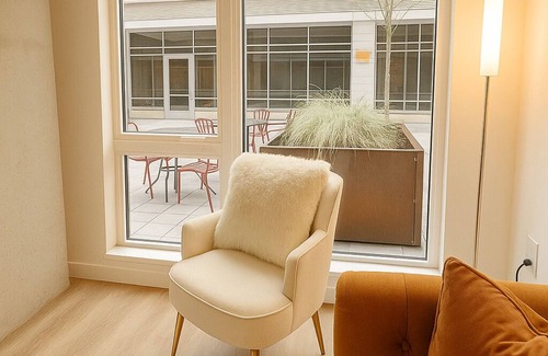 Downtown Sacramento Apartamento | Luxury Apartment Steps from DOCO + Golden 1 + Private Patio Entry + DEN