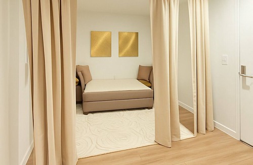 Downtown Sacramento Apartamento | Luxury Apartment Steps from DOCO + Golden 1 + Private Patio Entry + DEN