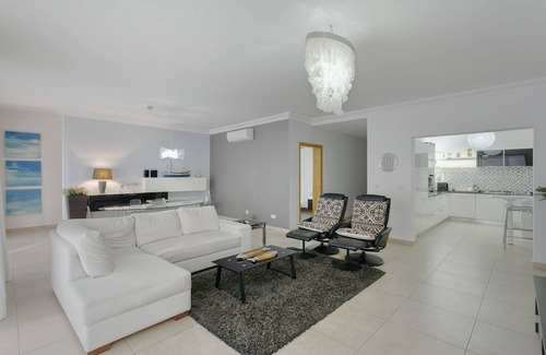 Sliema Apartamento | Luxury Apt With Side Seaviews and Pool, Best Location