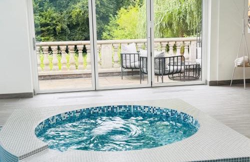 Sunningdale Casa | Luxury Ascot Escape with Private Indoor Heated Pool & Wellness Spa