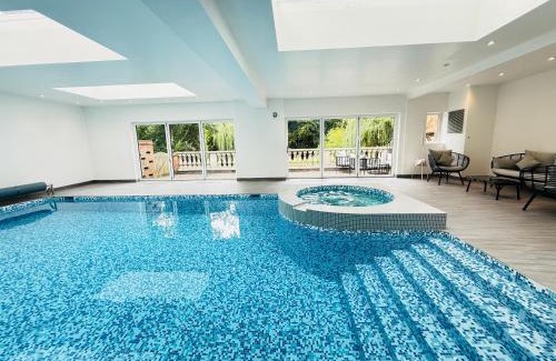 Sunningdale Casa | Luxury Ascot Escape with Private Indoor Heated Pool & Wellness Spa