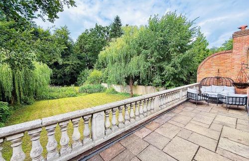 Sunningdale Casa | Luxury Ascot Escape with Private Indoor Heated Pool & Wellness Spa