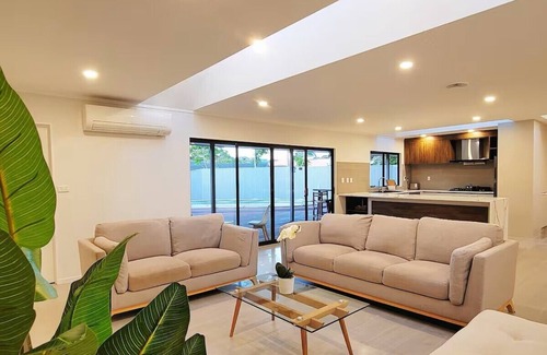 Army Bay Casa | Luxury Bay Vacation Home with 5 Ensuites