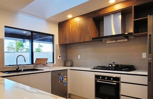 Army Bay Casa | Luxury Bay Vacation Home with 5 Ensuites