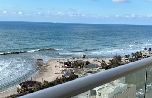Netanya Condominio | Luxury Beach Condo Netanya- 5 Minutes walk to Kikar, across from Beach Elevator