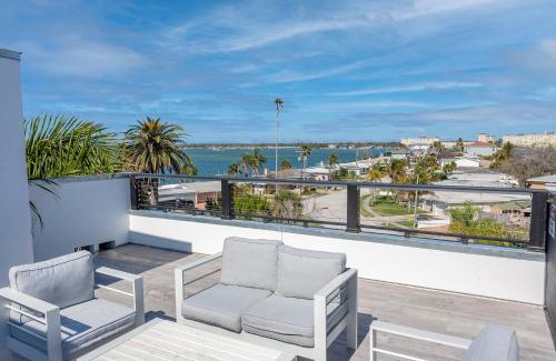 Madeira Beach Villa | Luxury Beach Home N-POOL