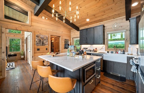 Epworth Cabina | Luxury Blue Ridge Retreat | Boujee Lodge | HotTub, FirePit, GameRoom, Epic Views