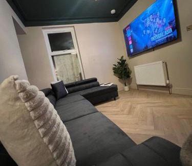 Neath Casa | Luxury Center Neath Stay